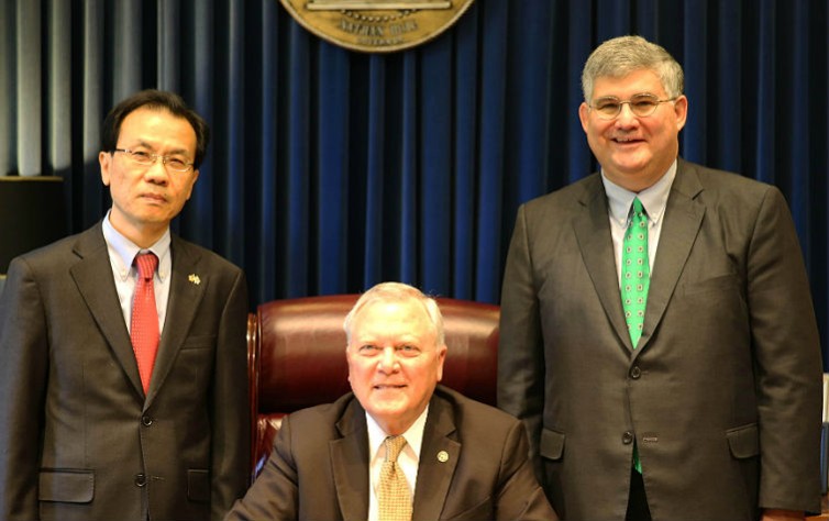 Senate Resolution 941 was signed by Governor Nathan Deal today at the Georgia State Capitol. Sponsored by Senator David Shafer (R- Duluth), this resolution urges Congress to increase the number of visas granted to Korean citizens who work in specialized occupations as part of a strategy to promote continued Korean investment in Georgia.